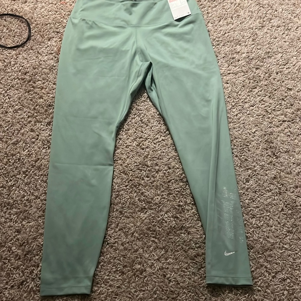 Brand new nike leggings, never worn and still has the tags on them!